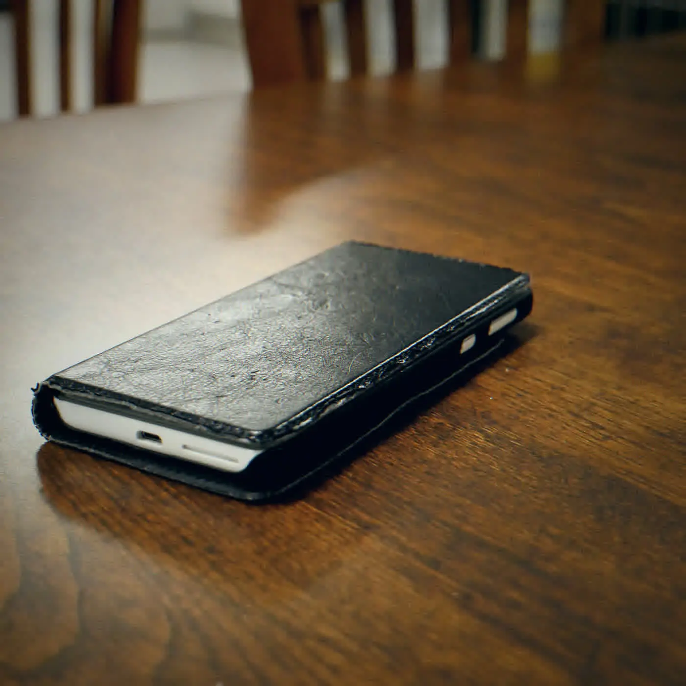 A phone on a table. Photo: Santeri Viinamäki, CC BY-SA 4.0.