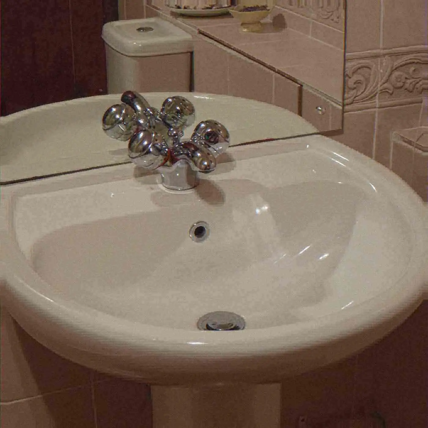 A bathroom sink. Photo: Chris McKenna, public domain.